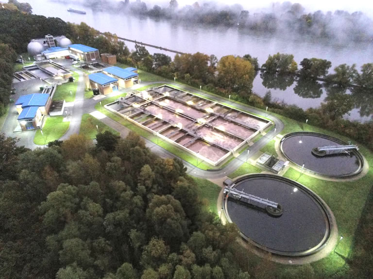 Foto der Kläranlage Grünau mit Sicht auf die Gesamtanlage bei Abenddämmerung. (Quelle: AVOR)