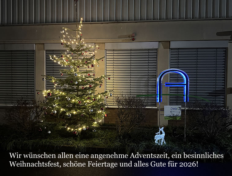 Im Vordergrund des Betriebsgebäudes der Kläranlage Grünau stehen ein beleuchteter Weihnachtsbaum, ein Rentier und das beleuchtete Logo des Verbandes. (Quelle: AVOR)